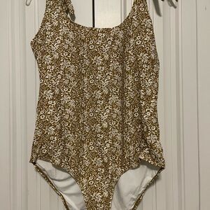 Rylee + Cru Millie one piece Swimsuit in Golden Ditsy. Size XL